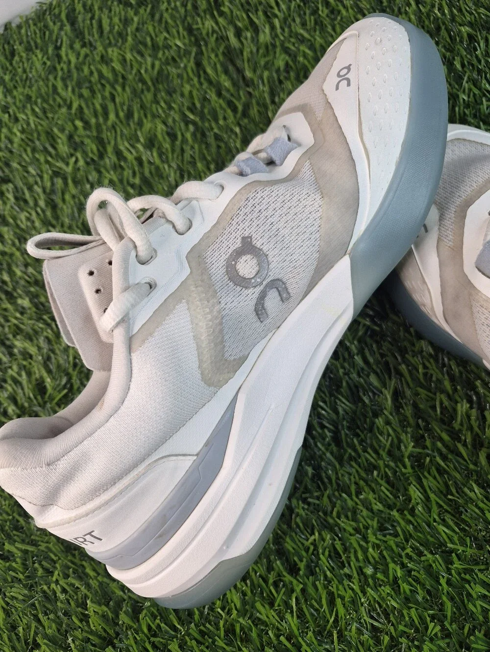 On The Roger Pro Women’s Size 8 White Gray Tennis Court Shoes Sneakers